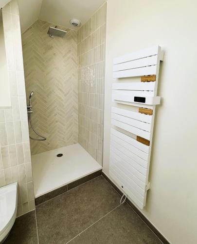 une salle de bain avec douche et toilettes dans l'établissement TI GUER - Superbe maison en pierre Ploumanach, à Perros-Guirec