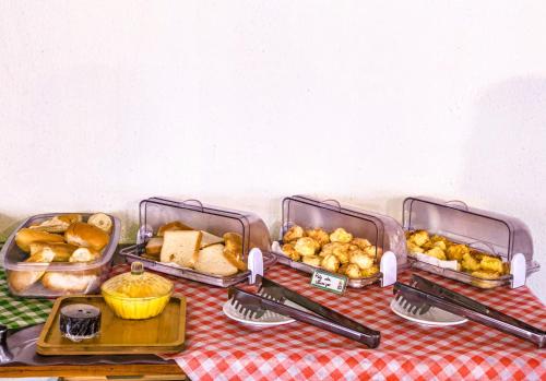 een tafel met drie dienbladen eten op een tafel bij Santa Areia Lençóis Pousada in Santo Amaro