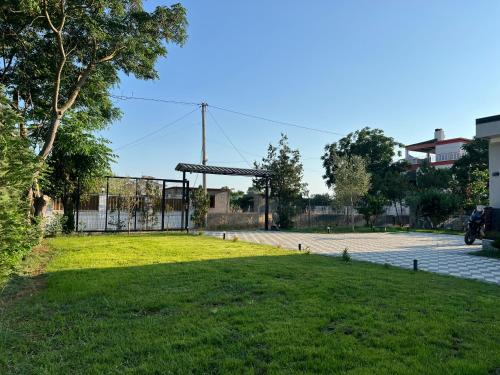 T & I Villa firepit, BBQ & grillにある庭