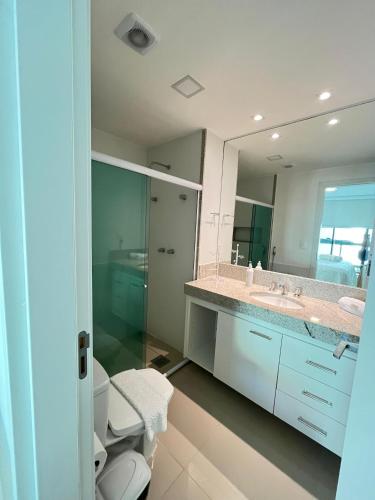 Un baño de Encantador apê com 2 suítes