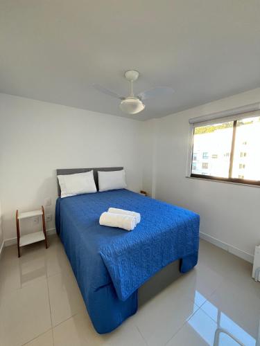 Una cama o camas en una habitación de Encantador apê com 2 suítes