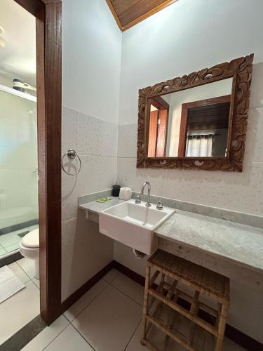 a bathroom with a sink and a mirror at Apartamento Exclusivo Búzios Centro in Búzios