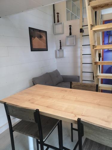 Χώρος καθιστικού στο Tiny House proche de la plage sans draps ni serviettes