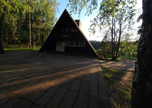 a house with a gambrel roof on a driveway at Viitna Puhkekeskus in Viitna