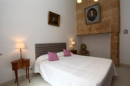 מיטה או מיטות בחדר ב-Le Royere