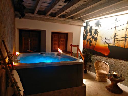 a jacuzzi tub in a house with candles at Casona De La Pinta in Ríocorvo