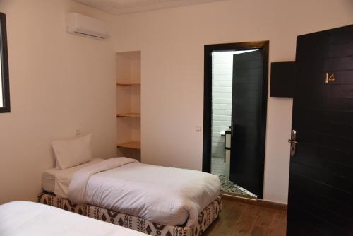 Una cama o camas en una habitación de Riad Hajar '