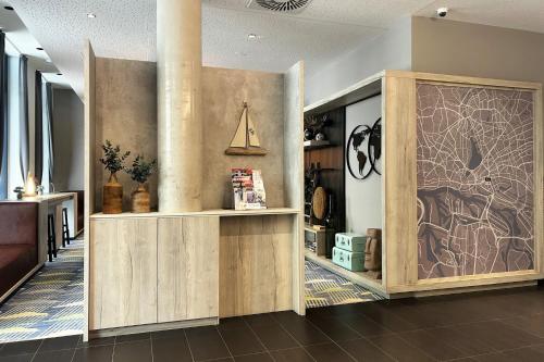 a lobby with a wall with a painting on it at Holiday Inn - the niu, Yen Hamburg City by IHG in Hamburg