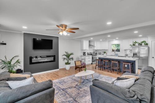 Dapur atau dapur kecil di Stylish Flower Mound Home with Private Pool home