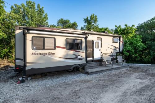 Gambar di galeri bagi Luxury Camper in Dunes Grill Fire Pit di Gary