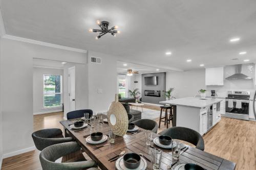 Dapur atau dapur kecil di Stylish Flower Mound Home with Private Pool home