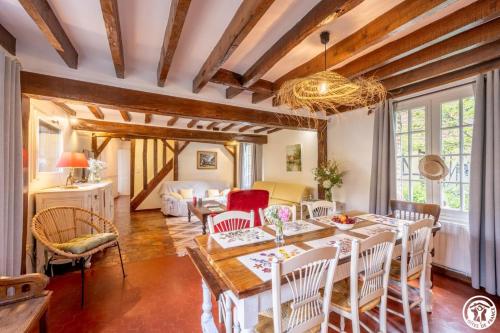 a dining room with a table and chairs at Le logis du cliquet in Thibivillers