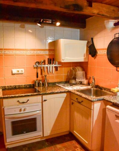 Kuchyň nebo kuchyňský kout v ubytování Iaulin Borda B&B