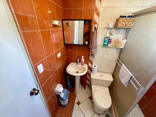 une petite salle de bain avec toilettes et lavabo dans l'établissement The Chill Spot, à Arequipa