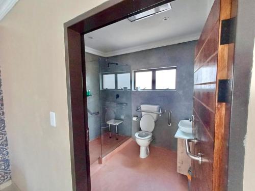 un bagno con wc, doccia e lavandino di Hlako Lodge a Ga-Tisana