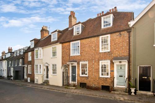 una fila de casas de ladrillo en una calle en Central Lymington Retreat, en Lymington