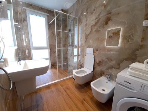 ein Badezimmer mit Toilette, Waschbecken und Dusche in der Unterkunft Blue Harmony in Lalzit Bay