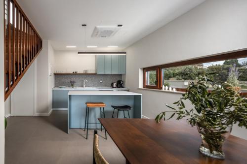 a kitchen and dining room with a wooden table at Vila Oliva i Terakota in Mandre