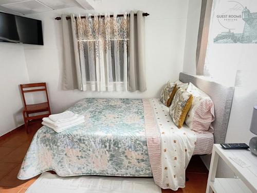 Postel nebo postele na pokoji v ubytování Historic House in Downtown Peniche