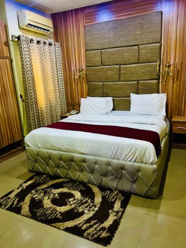 ein Schlafzimmer mit einem großen Bett in einem Zimmer in der Unterkunft Delano hotel in Benin-Stadt