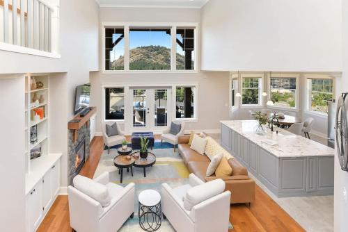 Χώρος καθιστικού στο Mount Finlayson View Villa