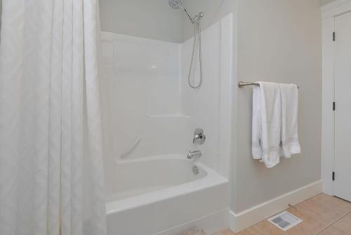 Ένα μπάνιο στο Mount Finlayson View Villa