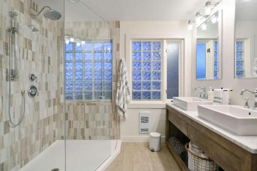 Ένα μπάνιο στο Beachside Living Cherry Point