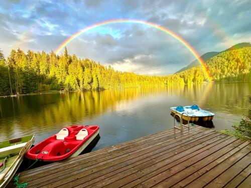 un arco iris sobre un lago con dos barcos en un muelle en North Lake Waterfront Home, en Egmont