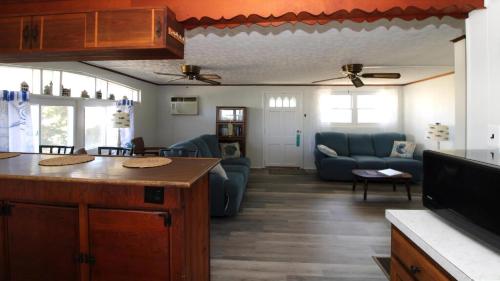 Posezení v ubytování Coles Cove - Pet Friendly!