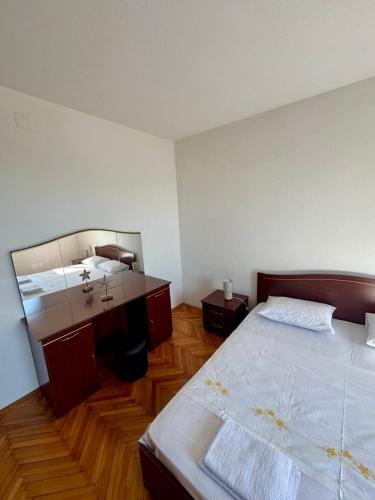 a bedroom with a bed and a sink and a mirror at Vita Rustica 