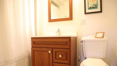 un baño con lavabo e inodoro en Sand Castle, en Cape May