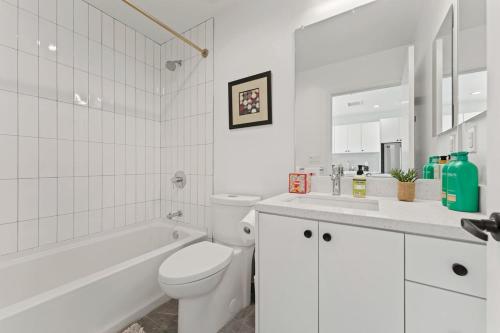 Koupelna v ubytování Chic Urban Retreat in LA- 2B1B Apartment