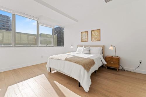 Postel nebo postele na pokoji v ubytování Chic Urban Retreat in LA- 2B1B Apartment