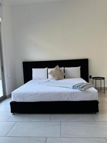 a large bed with a black headboard in a bedroom at Rancho Macloy Hotel Spa & Social Events in Yautepec