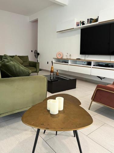 a living room with a couch and a table at Rancho Macloy Hotel Spa & Social Events in Yautepec