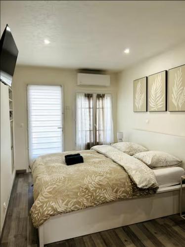 une chambre avec un grand lit dans une pièce dans l'établissement Appartement climatisé Disney- Val D'europe, à Serris