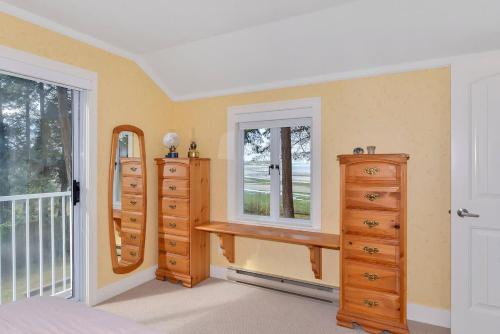 Gambar di galeri bagi Kye Bay Beach House di Comox
