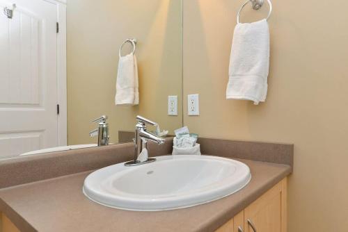 a bathroom with a white sink and a mirror at Nature's Gate Executive Estate in Victoria