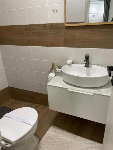 Ένα μπάνιο στο Room Jakov