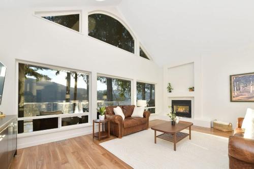 Ruang duduk di Cowichan Lake Manor