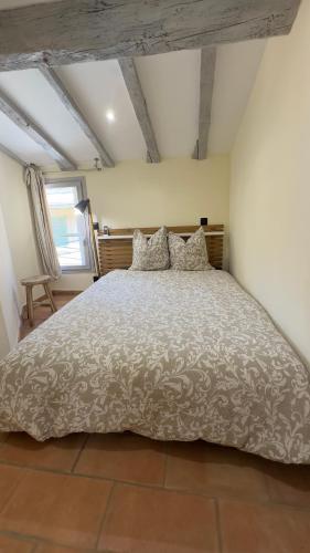 une chambre avec un grand lit dans une pièce dans l'établissement Nice Vieille Ville Appartement neuf et cosy, deux chambres, 6 couchages, à Nice