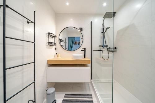 une salle de bain avec un lavabo et un miroir dans l'établissement Panoramic sea view of the French Riviera, Parking, à Nice