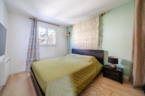 une chambre avec un lit et une fenêtre dans l'établissement Panoramic sea view of the French Riviera, Parking, à Nice