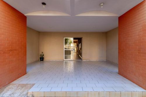 an empty room with a brick wall at Ed. Residencial Negrão Lima | Goiânia in Goiânia