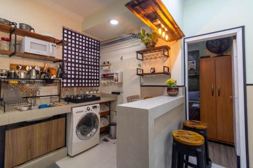 a kitchen with a washer and a washing machine at Ed. Residencial Negrão Lima | Goiânia in Goiânia