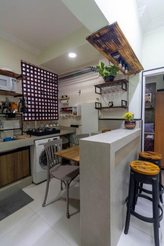 a kitchen with a table and some chairs in it at Ed. Residencial Negrão Lima | Goiânia in Goiânia