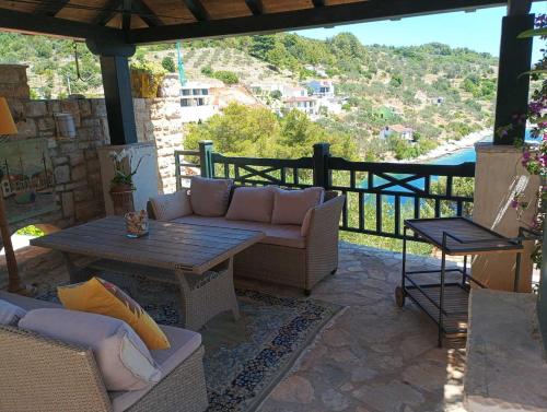 een patio met een bank en een tafel op een balkon bij Apartment Indira in Vela Luka