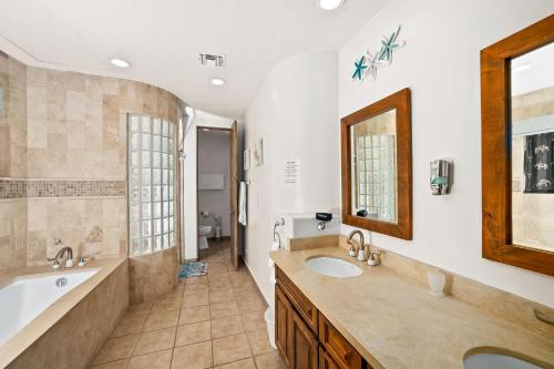 Phòng tắm tại Bella Sirena 2BR 2BA 2nd Floor Ocean View- A205