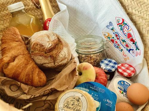un cesto di prodotti alimentari con pane e altri prodotti alimentari di Sol Cinco ad Arelho