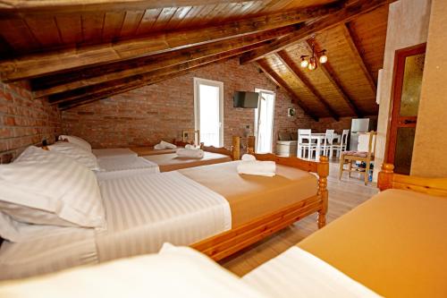 En eller flere senger på et rom på Borealis Guest House
